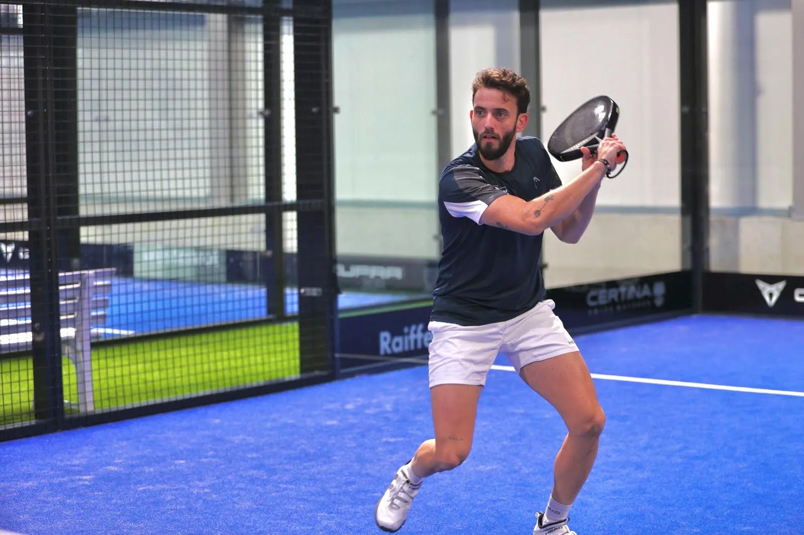 Padelspieler auf dem Platz