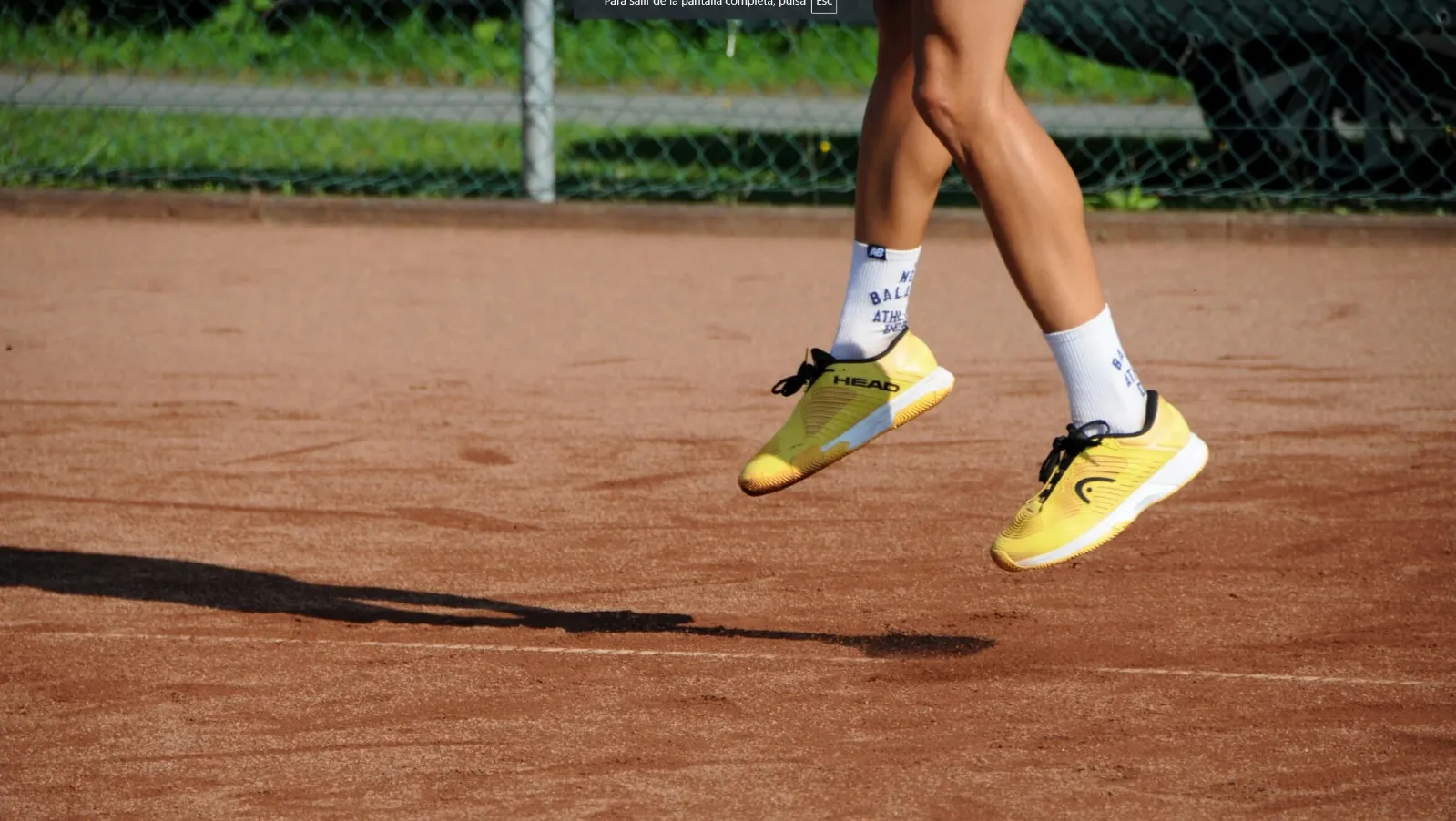 Tennisschuhe auf dem Platz